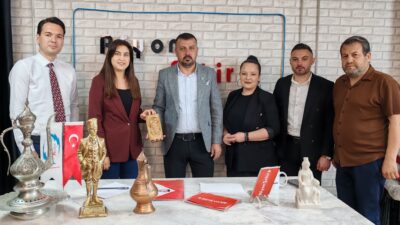 Karahisar Antika Sevenler Derneği Başkanı Emre Şirinoğlu ve Başkan Yardımcısı