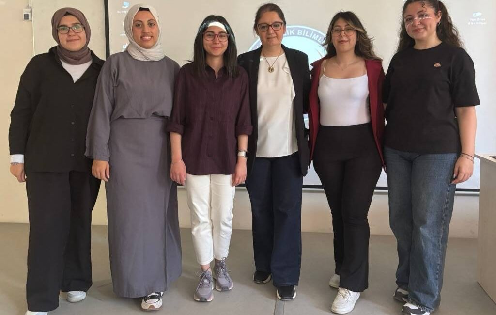 AFSÜ Eczacılık’ın araştırmacı öğrencileri deneyimlerini paylaştı Afyonkarahisar Sağlık Bilimleri Üniversitesi (AFSÜ) Eczacılık Fakültesinin araştırmacı öğrencileri Ecem