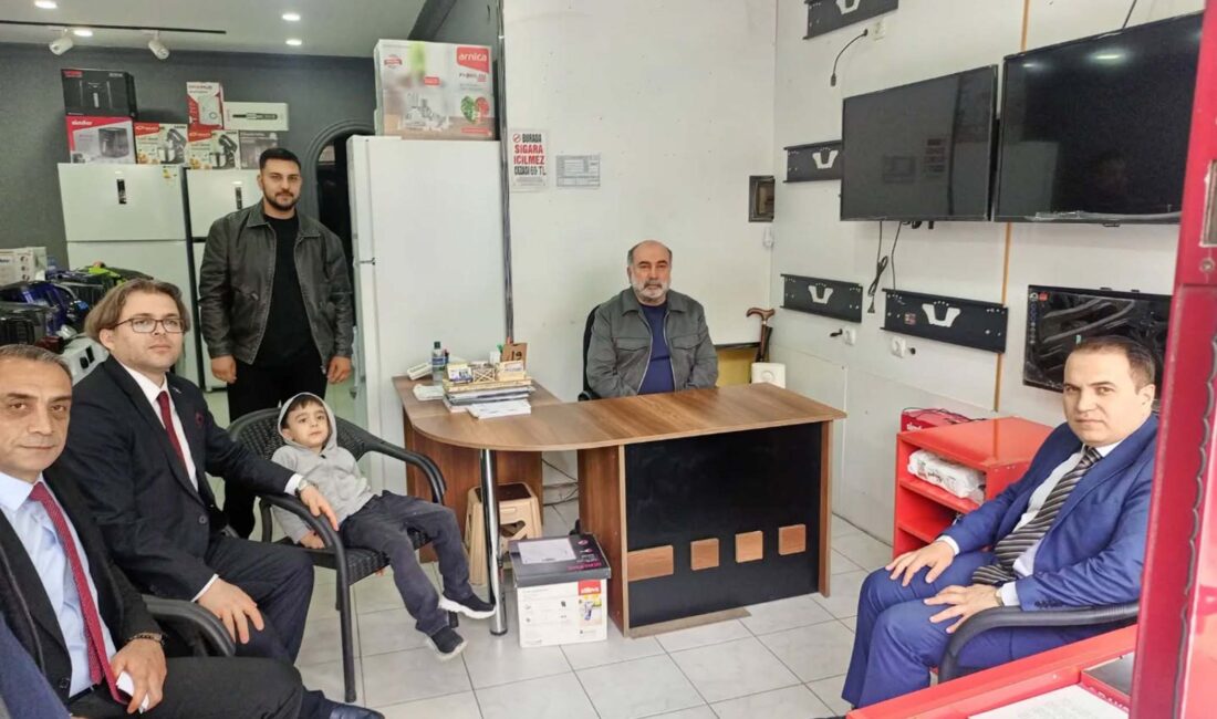 Dinar Kaymakamı Duru’dan Aile Yılı’na özel esnaf ziyareti Cumhurbaşkanlığı tarafından 2025 yılının ‘Aile Yılı’ ilan edilmesiyle birlikte, geçtiğimiz