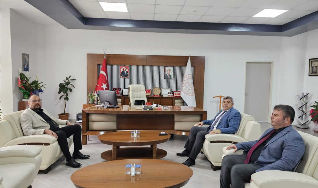 Bodur’dan İl Milli Eğitim Müdürü Sünnetci’ye ziyaret Bayat Belediye Başkanı Halil İbrahim Bodur, Bayat İlçe Milli Eğitim