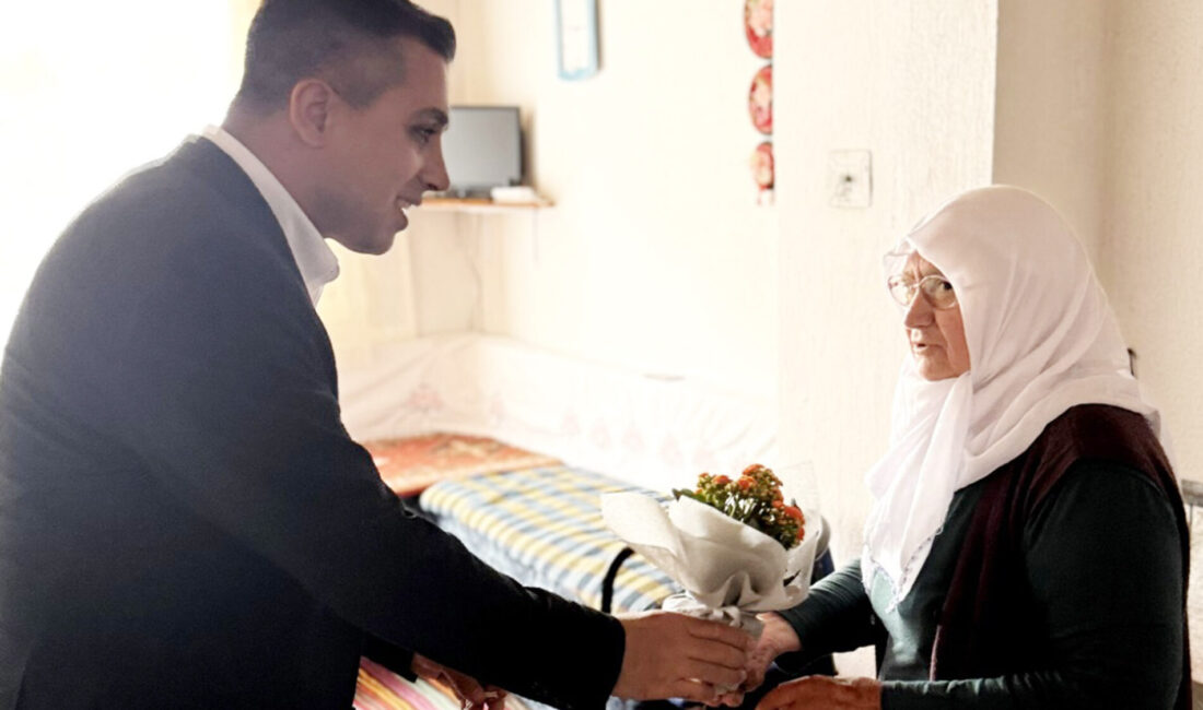 Çitil’den şehit annelerine anlamlı ziyaret Kızılören Kaymakamı Bilal Çitil, Anneler Günü dolayısıyla ilçedeki şehit ailelerini