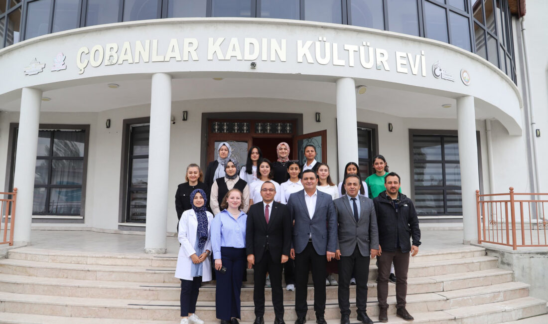 Çobanlar’da okuma ve yazma kursunu tamamlayan kadınlar belgelerini aldı Çobanlar Kadın Kültür Evi’nde düzenlenen okuma ve yazma kursunu başarıyla