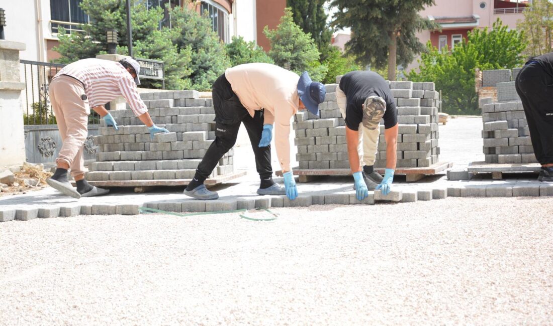 Dinar’da parke taşı döşeme çalışmaları devam ediyor Dinar’ın dört bir yanında sürdürülen altyapı ve üstyapı çalışmaları tüm