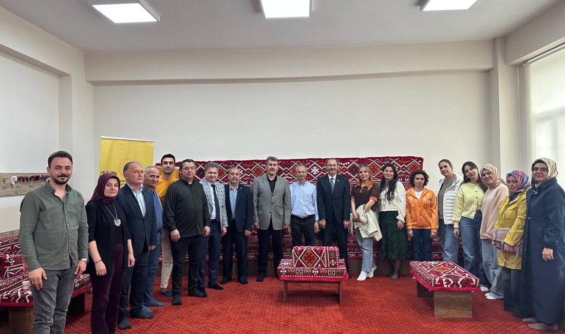 ‘Edebiyat Akademisi’ etkinlikleri sürüyor Afyonkarahisar Anadolu İmam Hatip Lisesi’nde düzenlenen Edebiyat Akademisi; İl Milli