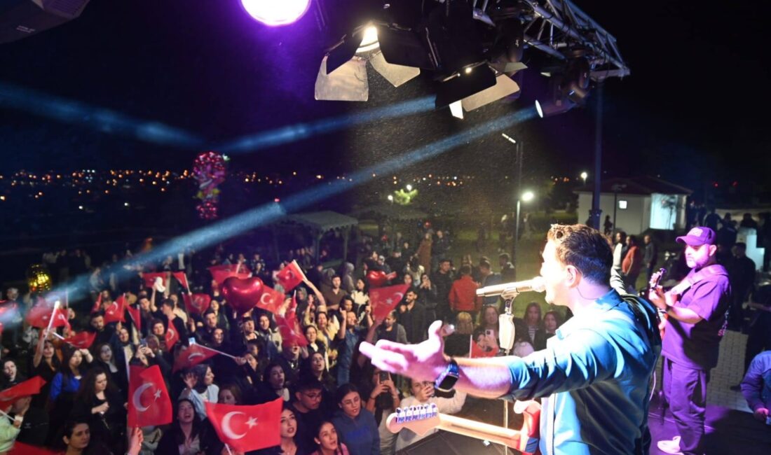 Emirdağ’da Gentlemen sahne aldı Emirdağ'da 19 Mayıs Atatürk’ü Anma, Gençlik ve Spor Bayramı coşku