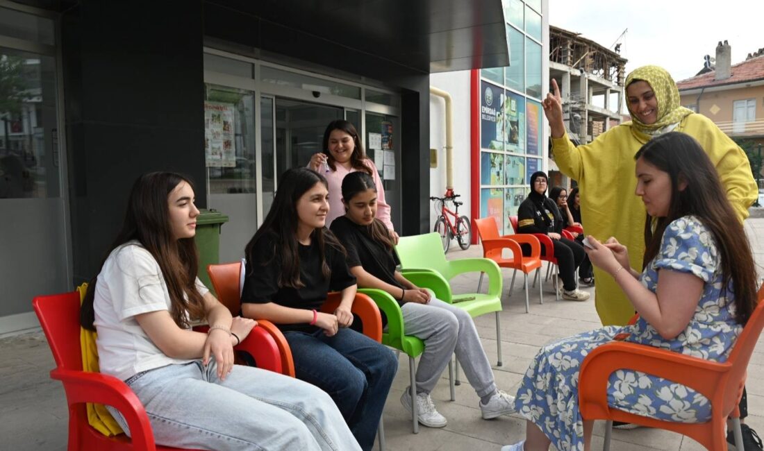 Emirdağ’da LGS öğrencilerine moral ve motivasyon etkinliği Emirdağ Belediyesi Gençlik Merkezi, Liselere Geçiş Sistemi (LGS) sınavına hazırlanan