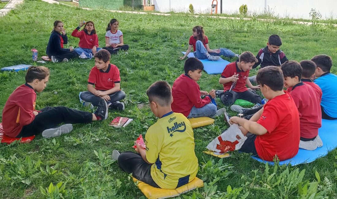 Emirdağ’da öğrenciler açık havada kitap okudu Emirdağ Belediyesi Gençlik Merkezi’nde, ‘Açık Havada Kitap Okuma ve Etkinliği’
