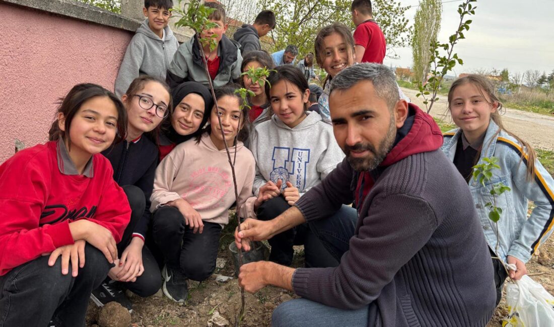 Öğretmen ve öğrenciler 100 fidanı toprakla buluşturdu Şuhut ilçesinde Atatürk Ortaokulu öğretmen, veli ve öğrencileri 100 fidanı