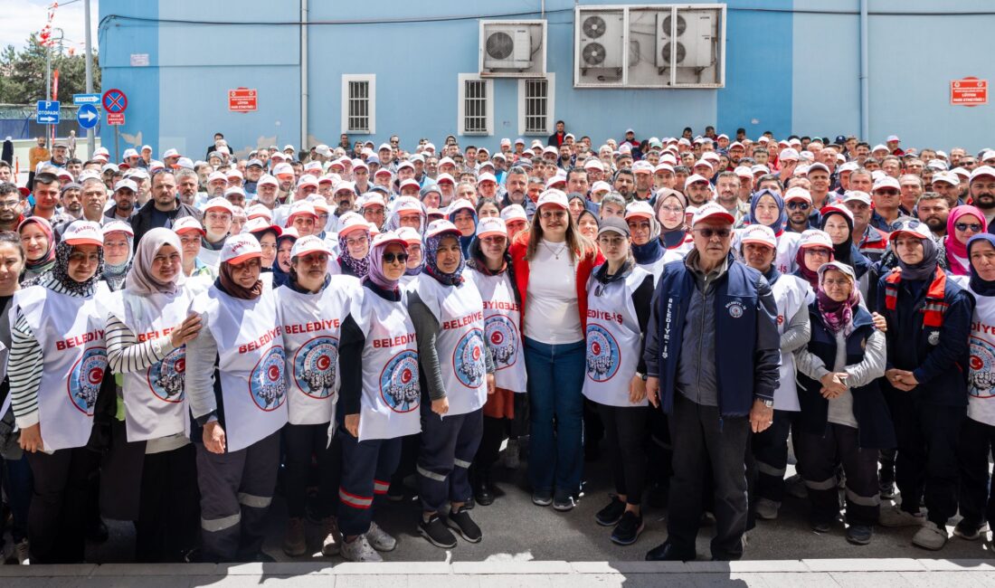 Başkan Köksal 1 Mayıs sebebi ile Belediye çalışanları ile bir araya geldi Afyonkarahisar Belediye Başkanı Burcu Köksal 1 Mayıs Emek ve Dayanışma