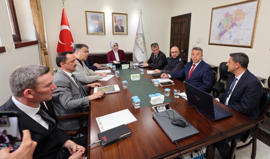 Vali Yiğitbaşı başkanlığında Organize Tarım Bölgesi için yürütülen çalışmaları değerlendirme toplantısı gerçekleşti Afyonkarahisar Valisi Doç. Dr. Kübra Güran Yiğitbaşı, Afyonkarahisar’ın Çay, Çobanlar