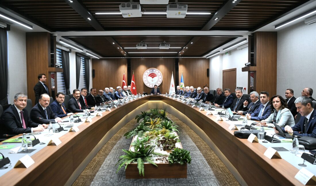 Hazırlık ve Koordinasyon Toplantısı gerçekleştirdi: Orman yangını riski bulunan iller masaya yatırıldı Tarım ve Orman Bakanı İbrahim Yumaklı orman yangınları bakımından riskli