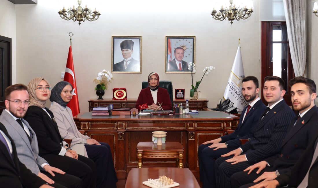 AK Parti İl Gençlik Kolları’ndan Vali Yiğitbaşı’na ziyaret Afyonkarahisar Valisi Doç. Dr. Kübra Güran Yiğitbaşı AK Parti Afyonkarahisar