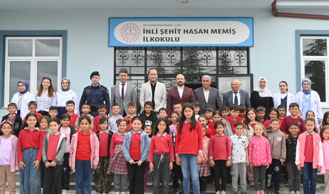 Kaymakam Topuz’dan miniklere ziyaret Afyonkarahisar Çay Kaymakamı Fatih Topuz, Çay Jandarma Komutanı M. Kadir