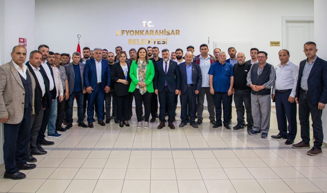 Başkan Köksal, Afyonkarahisar Muhtarlar Derneği’ni makamında ağırladı Afyonkarahisar Belediye Başkanı Burcu Köksal, Afyonkarahisar Muhtarlar Derneği Başkanı Suat