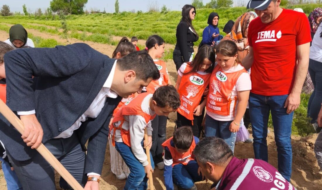 Başmakçı Kaymakamı Bilal Çelik Öğretmen Habibe Eren Anaokulu öğrencileri ile