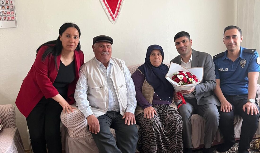Kaymakam Öztürk Anneler Günü dolayısı ile Şehit ailelerini ziyaret etti Afyonkarahisar/Bayat Kaymakamı Osman Emre Öztürk Anneler günü dolayısı ile Şehit