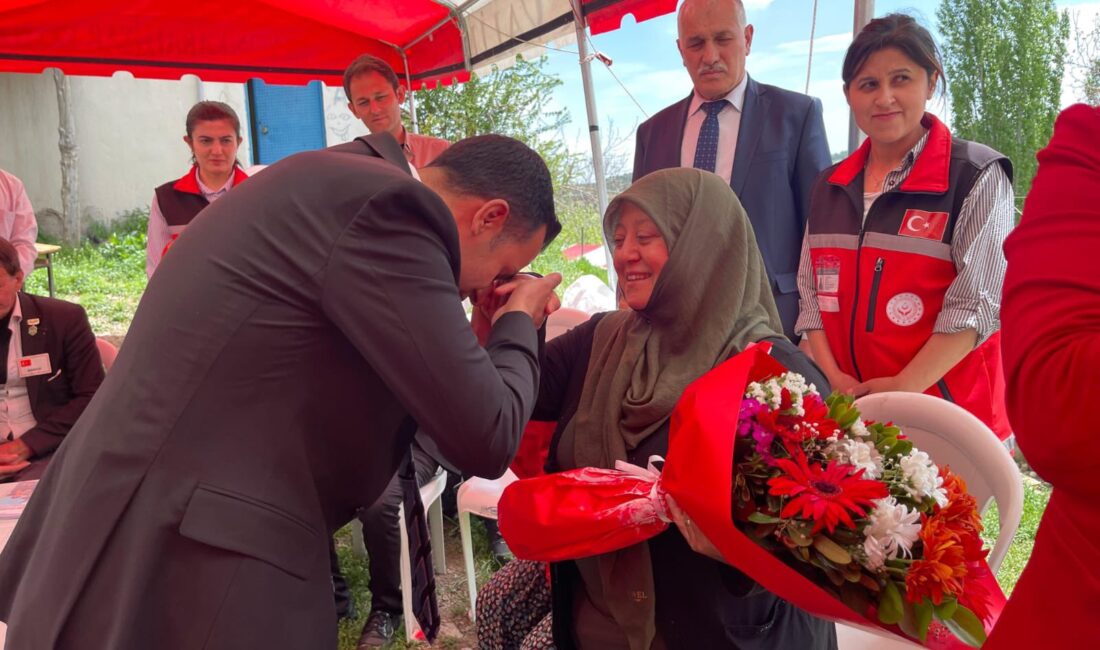 Kaymakam Aslan ve Emniyet güçleri Anneler Günü Dolayısı ile Şehit ailelerini ziyaret etti Afyonkarahisar/Sinanpaşa Kaymakamı Emrah Aslan Emniyet/Jandarma personelleri ile birlikte Anneler Günü