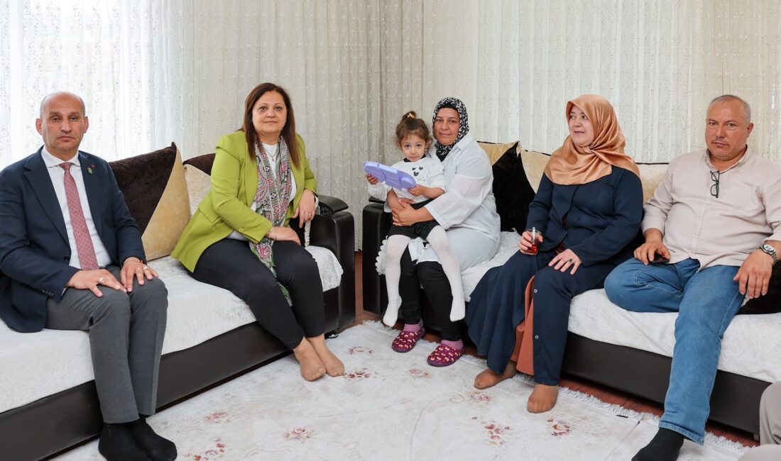 Başkan Köksal’dan Şehit Özen’in ailesine ziyaret Afyonkarahisar Belediye Başkanı Burcu Köksal Irak’ın kuzeyinde mayına basarak şehit