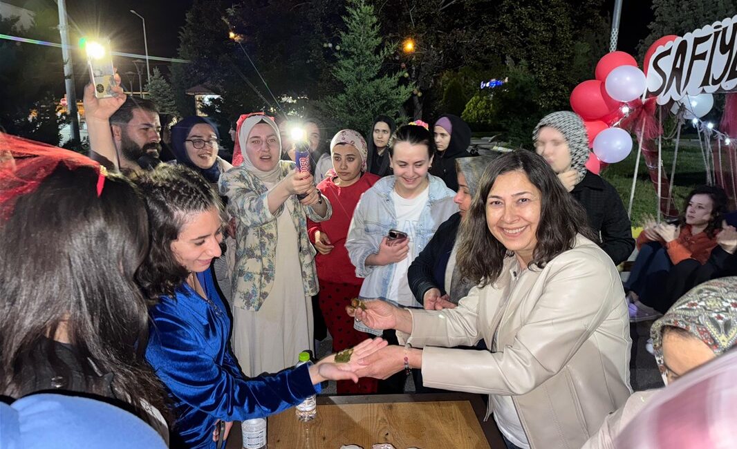 Üniversiteli öğrenciler mezuniyet kınası yaktı Safiye Sultan Kız Öğrenci Yurdu'nda mezuniyet kına eğlencesi düzenlendi. Öğrenciler,