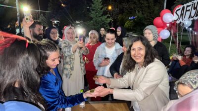 Safiye Sultan Kız Öğrenci Yurdu'nda mezuniyet kına eğlencesi düzenlendi. Öğrenciler,