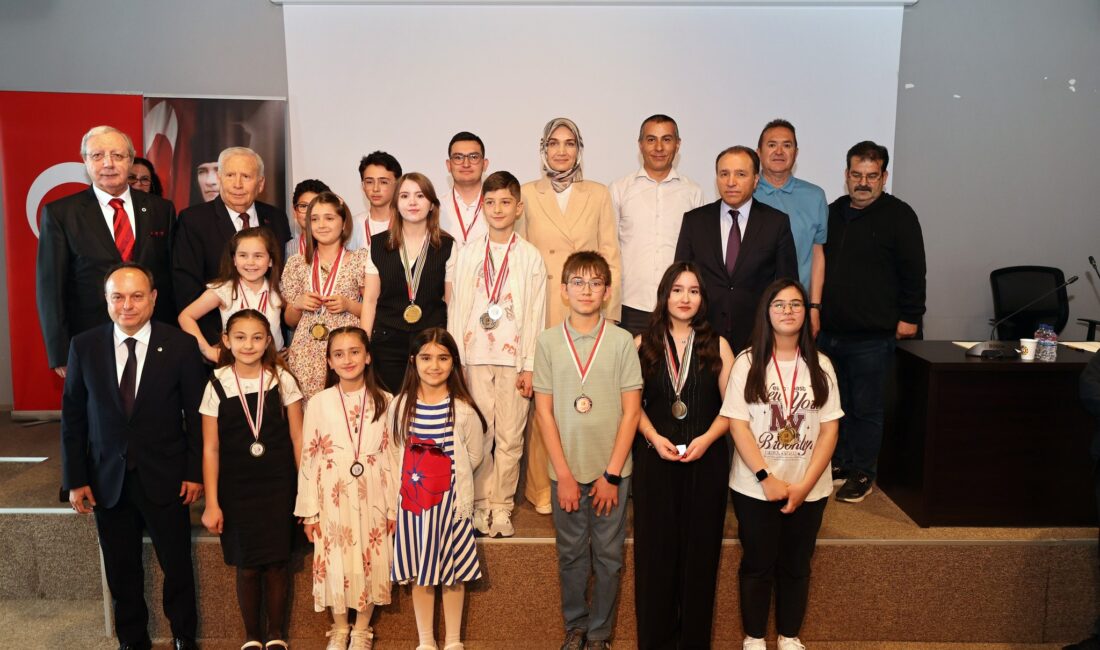 Vali Yiğitbaşı, klavye şampiyonlarına hediyelerini takdim etti Vali Kübra Güran Yiğitbaşı, 2025 yılı Türkiye İhsan Yener ve