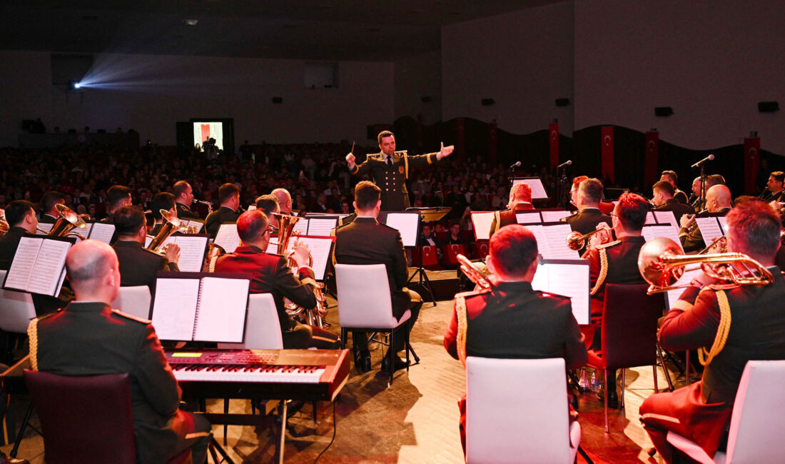 MSB Armoni Mızıkası sanatseverlerle buluştu Milli Savunma Bakanlığı Armoni Mızıkası, düzenlediği özel konserle sanatseverlere unutulmaz