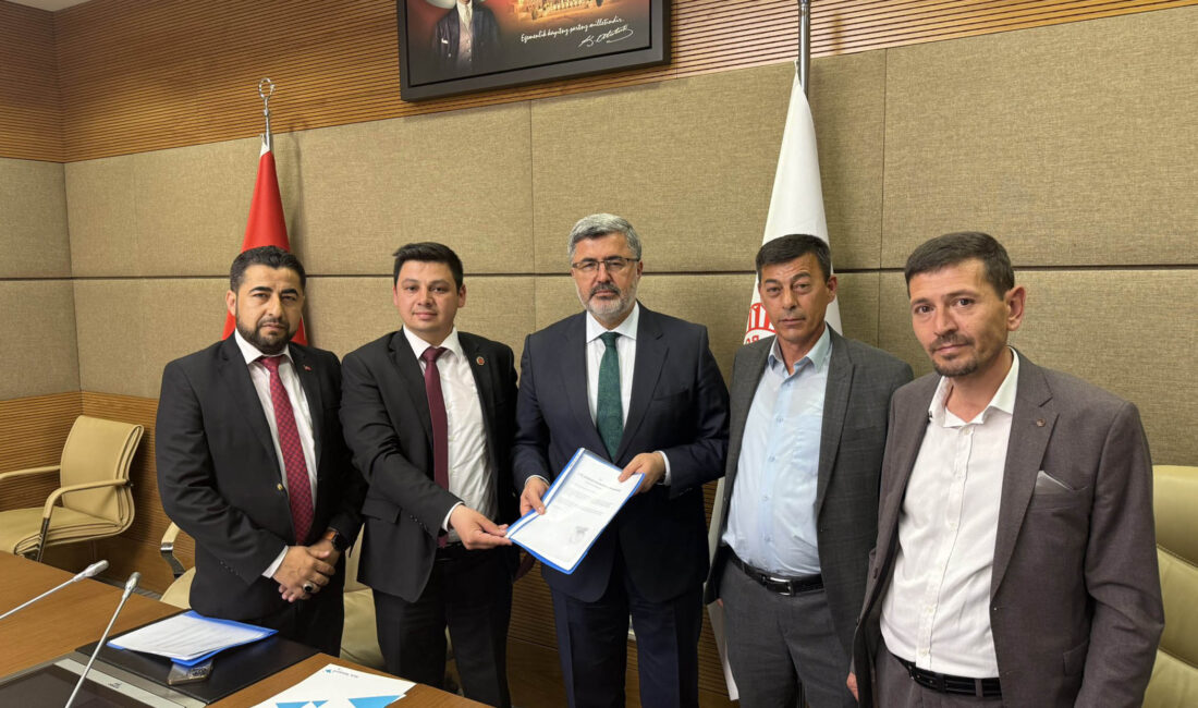 Sadıkbey TOKi’ye doğalgaz geliyor Afyonkarahisar merkez Dörtyol Mahalle Muhtarı Mustafa Akyıldız ve beraberindeki heyet,