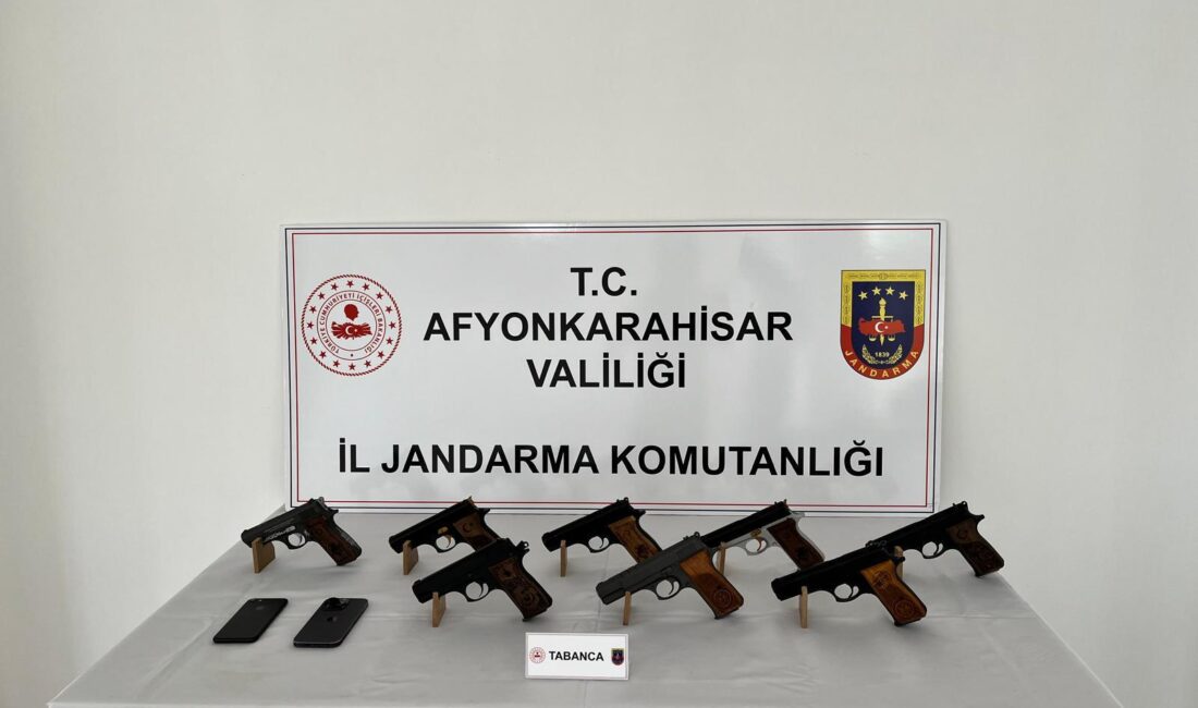 Ruhsatsız silahları satamadan jandarmaya yakalandı Afyonkarahisar İl Jandarma Komutanlığı, silah kaçakçılığıyla mücadeleye yönelik çalışmalarını titizlikle