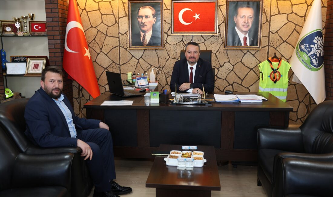Başkan Kaynak’tan Başkan Öztaş’a ziyaret Akharım Belediye Başkanı Süleyman Kaynak, Sandıklı Belediye Başkanı Adnan Öztaş’ı