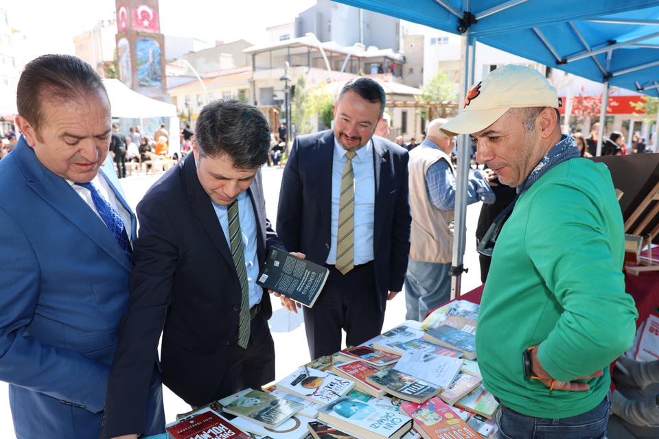 Sandıklı’daki ‘Sen Yeter ki Oku’ kitap paylaşım etkinliği yoğun ilgi gördü Sandıklı İlçe Milli Eğitim Müdürlüğü tarafından düzenlenen ‘Sen Yeter ki