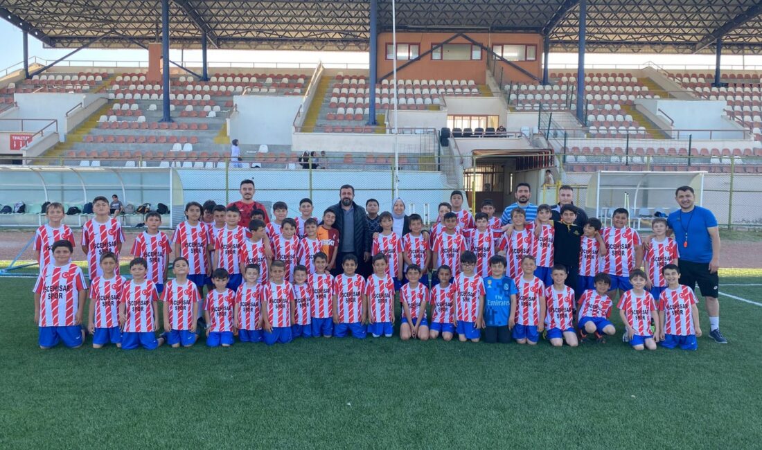 Başkan Kılınçarslan’dan futbol okuluna ziyaret İscehisar Belediyesi tarafından açılan Futbol Okulu’nda eğitim gören öğrenciler, Belediye