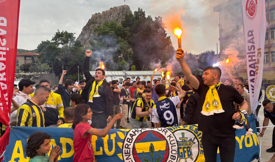 Afyonkarahisar’da basketbolseverler, EuroLeague Finali’nde Fenerbahçe Beko’yu desteklemek için dev ekrandan