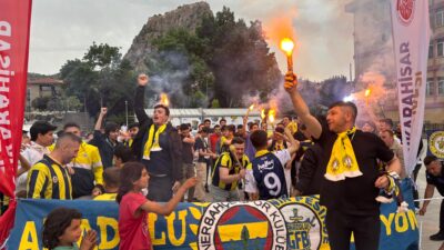 Afyonkarahisar’da basketbolseverler, EuroLeague Finali’nde Fenerbahçe Beko’yu desteklemek için dev ekrandan
