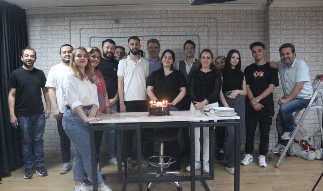 Başarılı gazeteci Erden’e sürpriz doğum günü Afyonşehir Gazetesi İnternet Sitesi Yazı İşleri Müdürü ve başarılı gazeteci