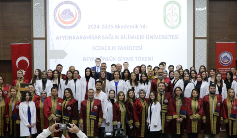 AFSÜ’de geleceğin genç eczacıları beyaz önlük giydi Afyonkarahisar Sağlık Bilimleri Üniversitesi (AFSÜ)Eczacılık Fakültesi 2024-2025 Akademik Yılı Beyaz