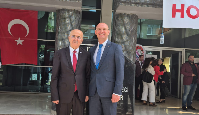Afyon SMMM Odası’nda Seçim Heyecanı: Sayar ve Gümüş Yarışıyor Afyonkarahisar Serbest Muhasebeci Mali Müşavirler Odası’nda başkanlık seçimleri heyecanı başladı.