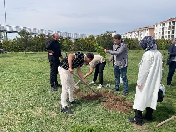 Afyonkarahisar Müftülüğü Diyanet Gençlik Merkezi, üniversite öğrencileriyle birlikte cami çevresinde