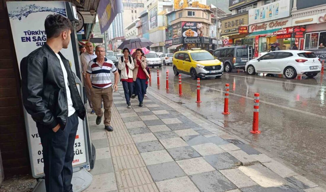 Afyonkarahisar’da beklenen yağış başladı, bir çok kişi zor anlar yaşadı Afyonkarahisar’da meteorolojinin uyarıları sonrası beklenen gök gürültülü sağanak yağış öğle