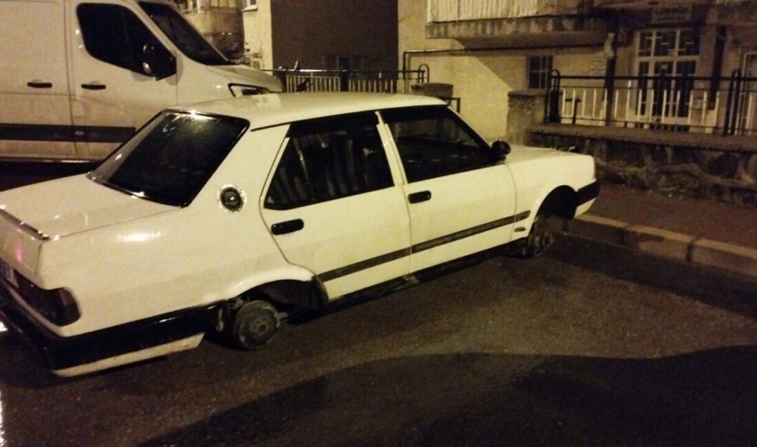 Afyonkarahisar’da bir garip hırsızlık Afyonkarahisar’da park halindeki otomobilin 4 lastiğini birden çalarak aracı takozlar