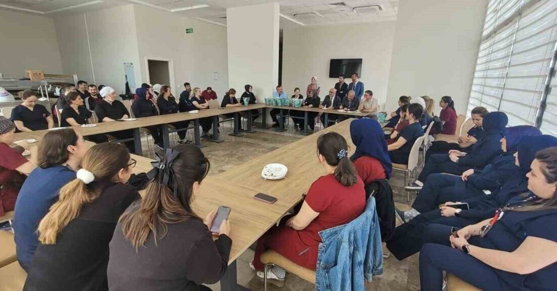 Afyonkarahisar hastanelerde görevli Manevi Rehberler, “Hemşireler Haftası” dolayısıyla anlamlı bir