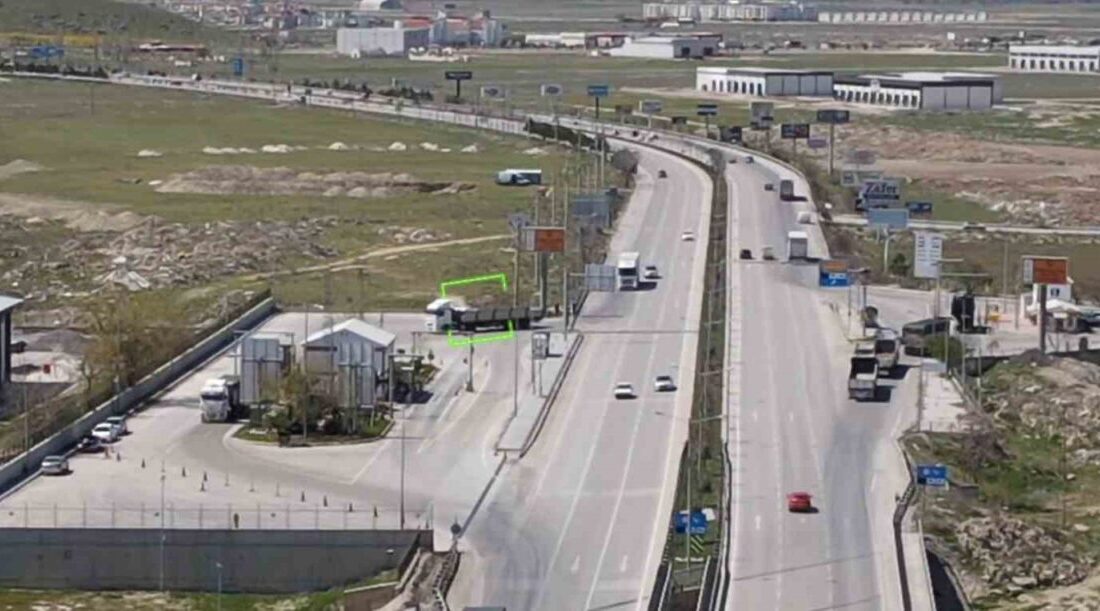 Afyonkarahisar’da kuralsız yük taşımacılığına geçit yok Afyonkarahisar’da havadan yapılan denetimlerde, yük taşıma kurallarını ihlal eden kamyon