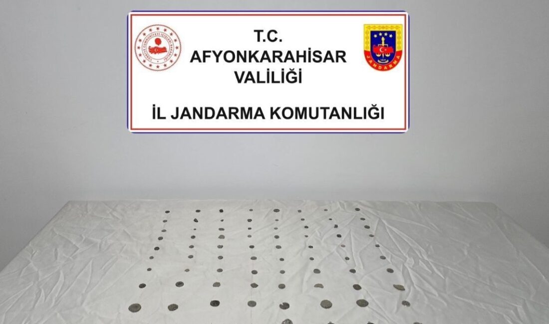 Afyonkarahisar’da tarihi eser operasyonu Afyonkarahisar’da jandarma tarafından bir eve yapılan baskında tarihi objeler ile
