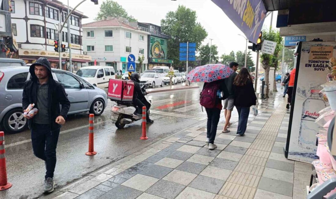 Afyonkarahisar’da yağışlı hava etkili oldu Afyonkarahisar’da dün öğle saatlerinde başlayan yağmurlu hava etkisini göstermeye devam