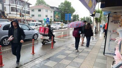 Afyonkarahisar’da dün öğle saatlerinde başlayan yağmurlu hava etkisini göstermeye devam