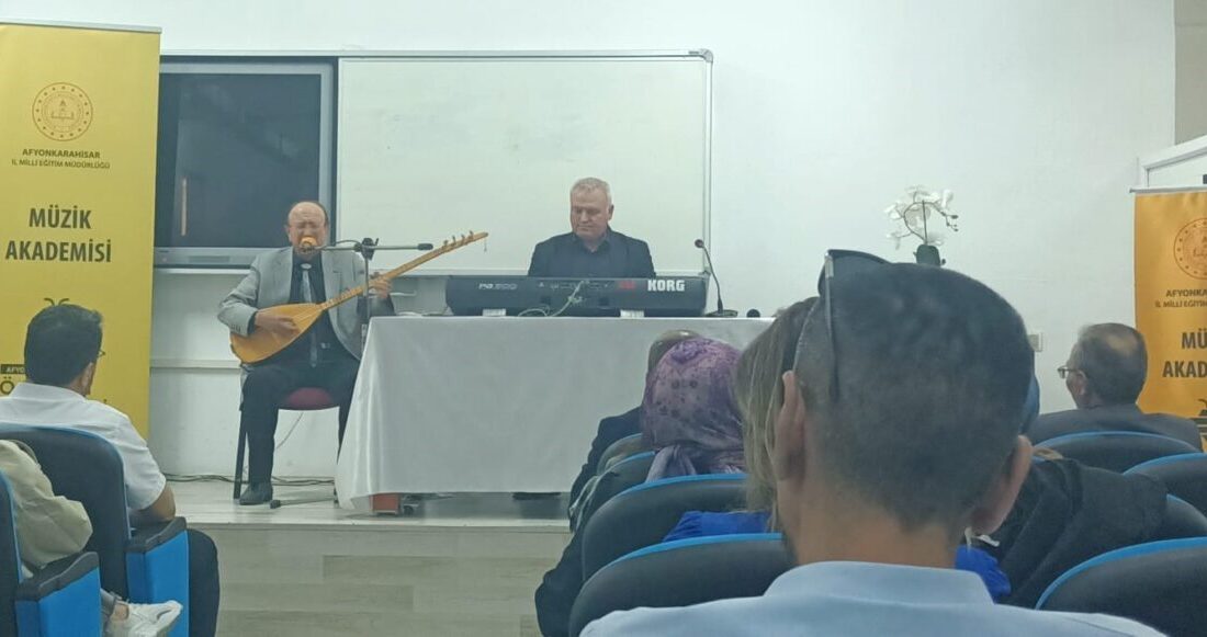 Afyonkarahisar’da Yerel Sanatçı Nevzat Altındağ öğretmenlerle buluştu Afyonkarahisar Öğretmen Akademileri çerçevesinde düzenlenen etkinlikte halk müziği ve kültürel