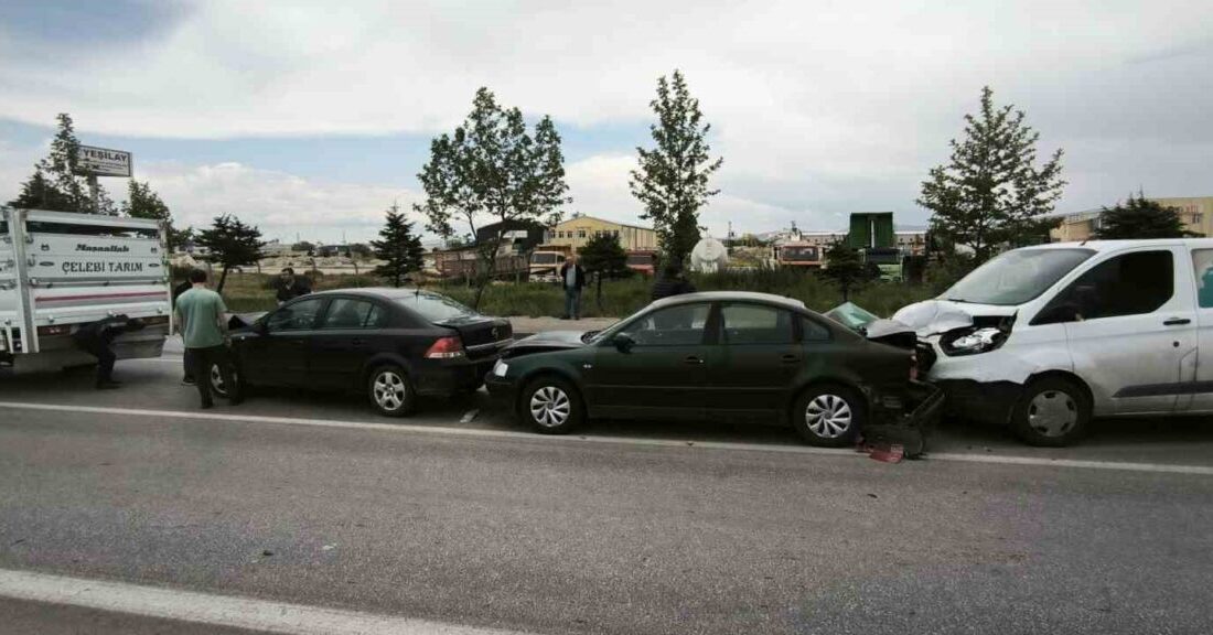 Afyonkarahisar’da zincirleme trafik kazası, 4 dört araç birbirine girdi Afyonkarahisar’da meydana gelen zincirleme trafik kazasında ikisi binek, ikisi ticari