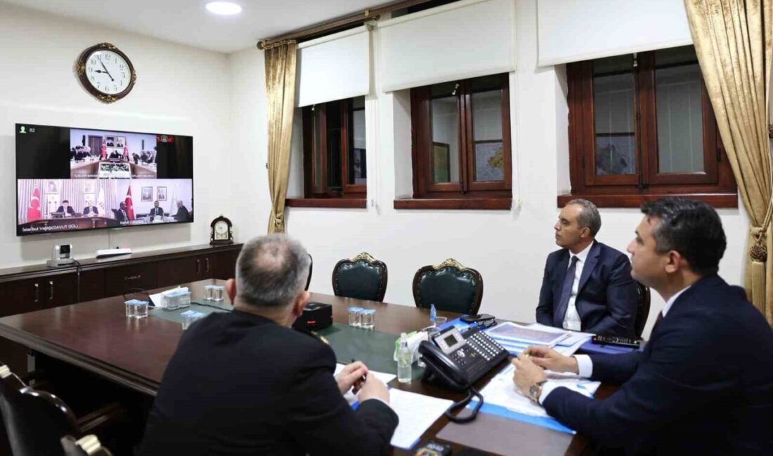 Afyonkarahisar’ın asayiş tedbirleri ele alındı Afyonkarahisar Vali Vekili Mehmet Keklik, İl Emniyet Müdürü Ahmet Birtan