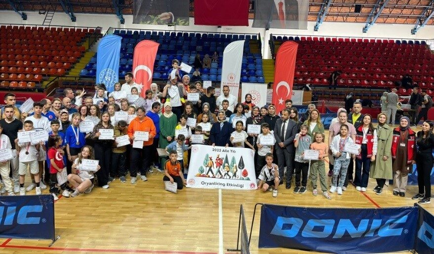 Aile üyelerinin katılımı ile oryantiring yarışması Kütahya’da, “2025 Aile Yılı” etkinlikleri kapsamında Aile Yılı Oryantiring yarışması