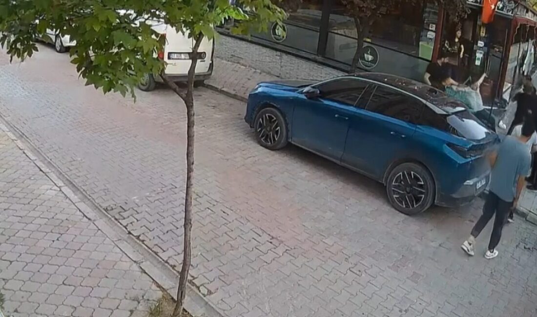 Alkollü gittiği kafede kendisini uyaran çalışanlara tekme ve yumruklarla saldırdı Afyonkarahisar’da alkollü olarak gittiği kafede çevresini rahatsız ettiği için uyarılan