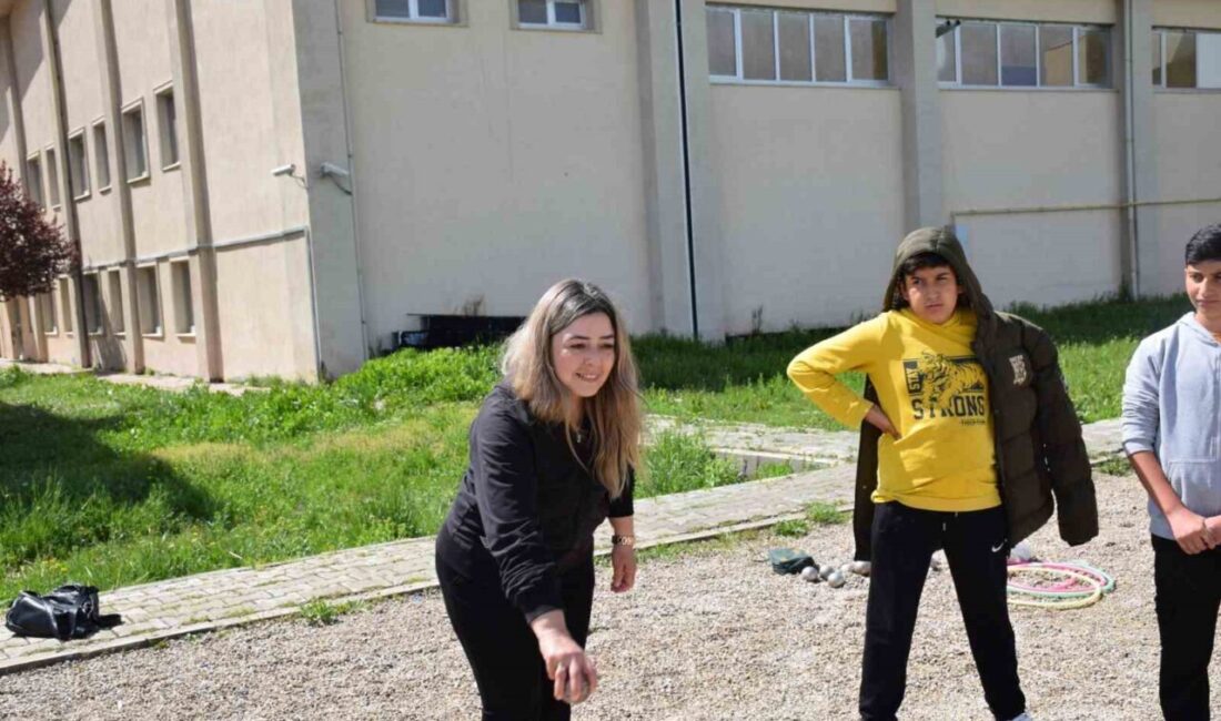 Anneler Günü’ne Özel Bocce müsabakaları tamamlandı Afyonkarahisar Kocatepe Spor Kompleksi’nde Anneler Günü dolayısıyla düzenlenen Anne-Çocuk Bocce